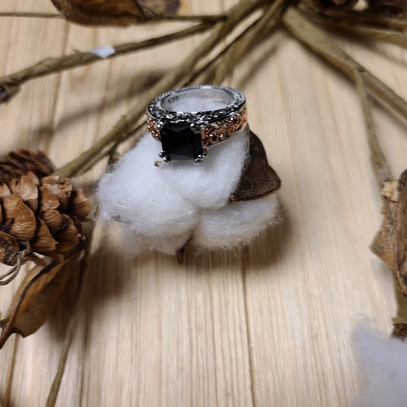 Exquisite Black Stone Ring with Rose Gold and Silver Accents - Picture 4 of 14